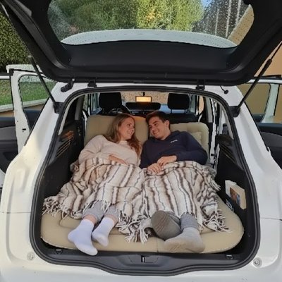 Matelas voiture adapté à l'espace coffre conçu pour transformer l'arrière d'un véhicule en couchage